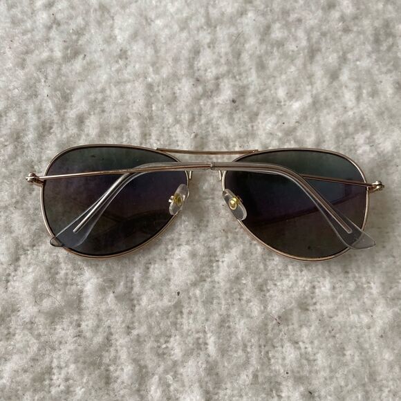 Classic Aviator Sunglasses with Gold Frames - Picture 2 of 6